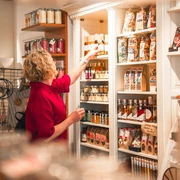 Frau-Shopping-Andenken c) Jonas Dülberg, Tourist-Info Willingen.jpg