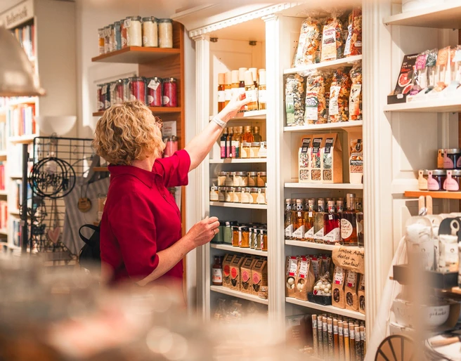 Frau-Shopping-Andenken c) Jonas Dülberg, Tourist-Info Willingen.jpg