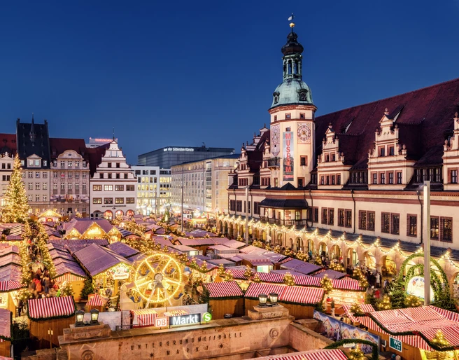 Weihnachtsmarkt auf dem Marktplatz - Weihnachten in Leipzig Blick auf den hell erleuchteten Weihnachtsmarkt auf dem Marktplatz in Leipzig am Abend