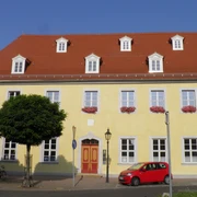 Infopoint und Bibliothek im Napoleonhaus Pegau Das Bild zeigt die gelbe Front des Napoleonhauses, welche unter anderem die Tourist-Information beherbegt.The picture shows the yellow front of the Napoleonhaus, which also houses the tourist information centre.