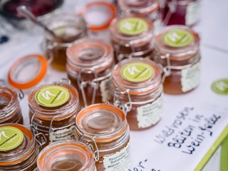 Fruchtaufstriche vom Natur- und Steinhof Radtke in Langenfeld Verschiedene Gläser mit Fruchtaufstrichen vom Natur- und Steinhof Radtke, sorgfältig präsentiert.