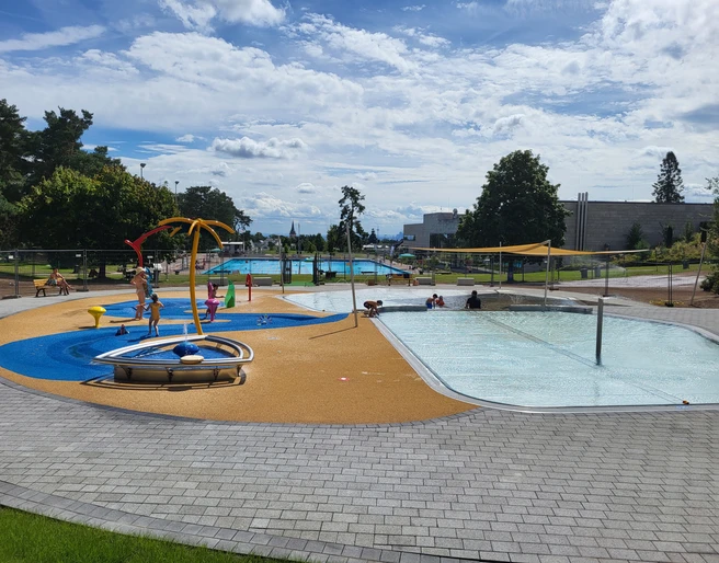 Kinderbecken Blick über TaunaBad