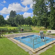 Bad Driburg_Wasser-Tretbecken Bad Hermannborn_Bad Driburger Touristik GmbH.jpg Junger Mann steht im Tretbecken Bad Hermannborn in Bad Driburg.