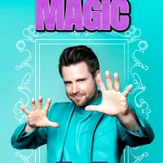 Cody Stone Plakat 2.jpg Cody Stone posiert in hellblauem Anzug vor blauem Hintergrund mit dem Text "Don't worry, be MAGIC".