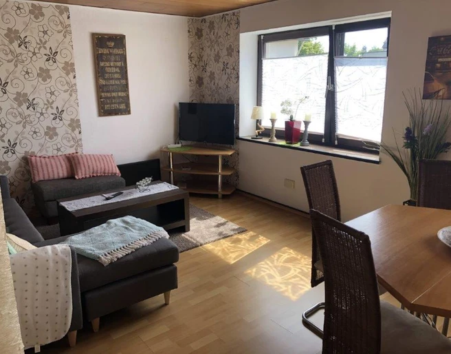 fewo_grasshoff_wohnzimmer.jpg Wohnzimmer und Essbereich mit Fernseher in Ecke