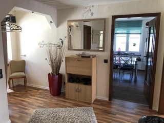 fewo_grasshoff_flur.jpg Flur mit Sideboard und Spiegel