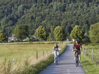 Biker-Paar auf Feldweg in Willingen Biker-Paar auf Feldweg in Willingen