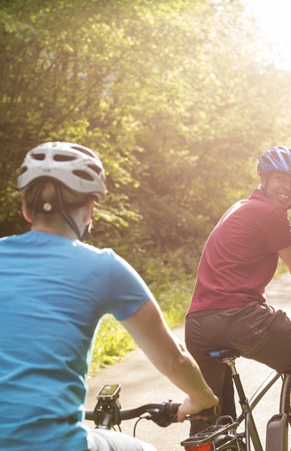 Biker-Paar beim Genussradeln im Sonnenschein  Biker-Paar beim Genussradeln im Sonnenschein