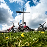 Mountainbiker am Gipfelkreuz Mountainbiker am Gipfelkreuz
