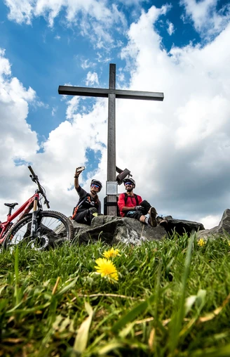 Mountainbiker am Gipfelkreuz Mountainbiker am Gipfelkreuz