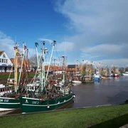 Hafen Greetsiel Hafen Greetsiel mit vielen Krabbenkuttern, blauer Himmel, Häuserzeile im Hintergrund