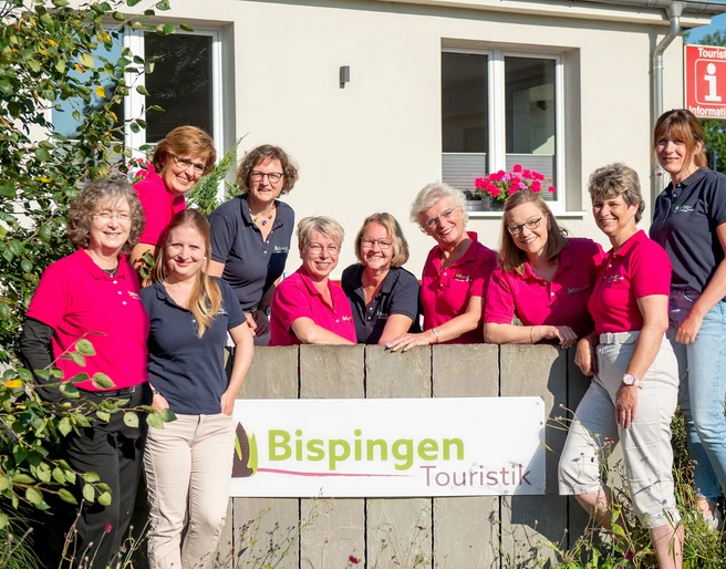 team-bispingen-touristik-snapshotz.jpg Das Team der Touristinformation Bispingen vor ihrem Gebäude in der Lüneburger Heide.