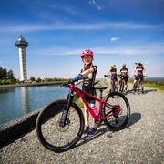 Familie mit Kindern bei einer Mountainbiketour am Bergsee auf dem Ettelsberg  Familie mit Kindern bei einer Mountainbiketour am Bergsee auf dem Ettelsberg