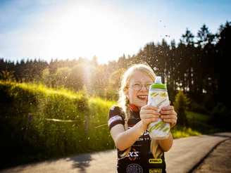 Kind im Biketrikot mit Trinkflasche  Kind im Biketrikot mit Trinkflasche
