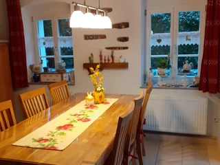 Besucher willkommen! Großer Esstisch in der Küche