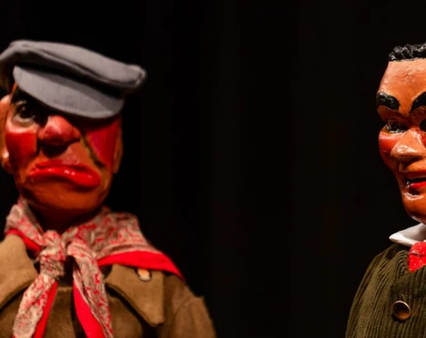 Zwei handgefertigte Puppen stehen nebeneinander.