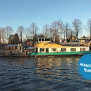 Minden - hahlen.png Das Bild zeigt den Mittellandkanal, auf dem ein Frachtschiff fährt.