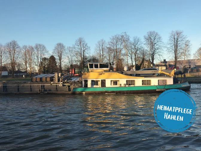 Minden - hahlen.png Das Bild zeigt den Mittellandkanal, auf dem ein Frachtschiff fährt.