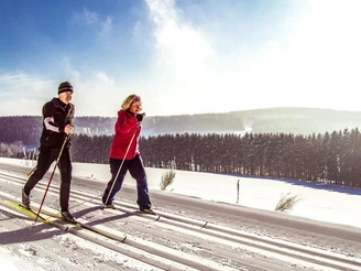 Zwei Langläufer in der Loipe vor toller Aussicht Zwei Langläufer in der Loipe vor toller Aussicht