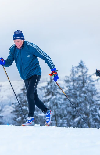Langläufer-Paar vor verschneiten Tannen Langläufer-Paar vor verschneiten Tannen