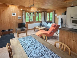 Esstisch und Wohnbereich