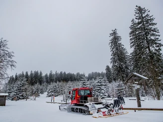 Loipenspurgerät an der großen Grube in Willingen  Loipenspurgerät an der großen Grube in Willingen