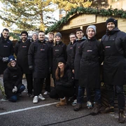 fabian stuertz 2022.12.15 - street kitchen 0005.jpg Teamfoto von Street-Kitchen Catering vor Holzständen für einen WeihnachtsmarktTeam photo of Street-Kitchen Catering in front of wooden stalls for a Christmas market