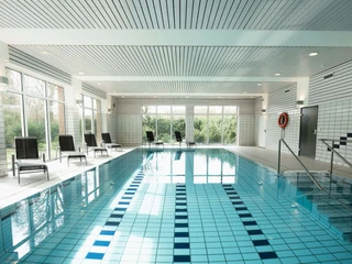 Schwimmbad - Hotel am Park Bad Driburg.jpg Schwimmbad mit Liegestühlen, im Hotel am Park Bad Driburg.