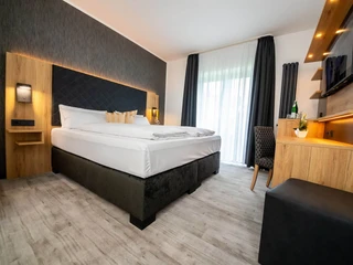 Doppelzimmer Komfort 2 - Hotel am Park Bad Driburg.jpg Doppelzimmer Komfort mit Fernsehen am Hotel Park Bad Driburg.