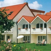 Gaestehaus_Steker_klein.jpg Außenaufnahme mit Garten vom Gästehaus Steker.