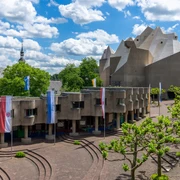 Mariendom Neviges in Velbert-Neviges Mariendom Neviges in Velbert-Neviges, modernes Betongebäude mit geometrischen Formen und umgebender Natur.