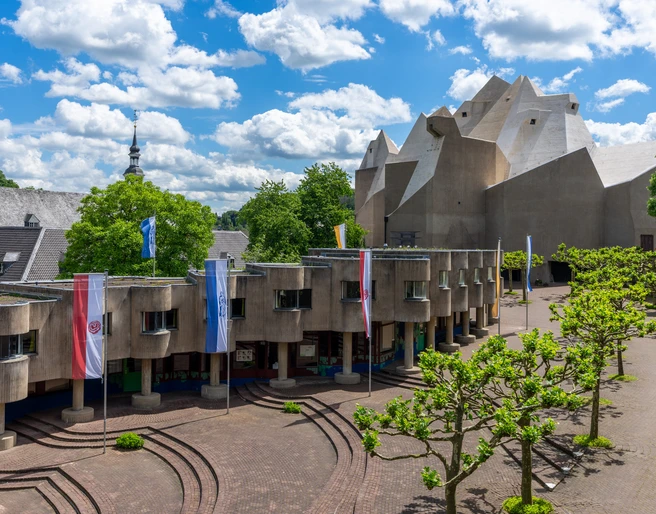 Mariendom Neviges in Velbert-Neviges Mariendom Neviges in Velbert-Neviges, modernes Betongebäude mit geometrischen Formen und umgebender Natur.