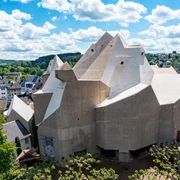 Neviges Mariendom Panoramaansicht Monumentale Betonarchitektur des Mariendoms Neviges, umgeben von Stadtlandschaft.