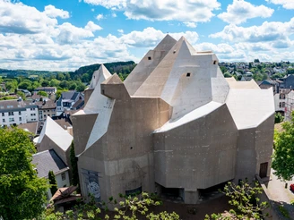 Neviges Mariendom Panoramaansicht Monumentale Betonarchitektur des Mariendoms Neviges, umgeben von Stadtlandschaft.