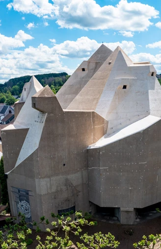 Neviges Mariendom Panoramaansicht Monumentale Betonarchitektur des Mariendoms Neviges, umgeben von Stadtlandschaft.