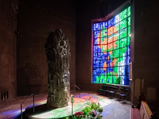 Neviges Mariendom Innenansicht Innenansicht des Nevigeser Mariendoms mit beeindruckendem modernen Buntglasfenster und Skulptur im Mittelpunkt.