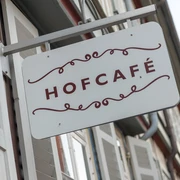 Hofcafé Schild Nahaufnahme eines Schilds mit Aufschrift "Hofcafé" an einem Fachwerkhaus