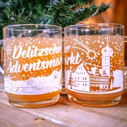 Delitzscher Adventsmarkt Punschglas Zusehen sind zwei Puschgläser mit dem Aufdruck "Delitzscher Adventsmarkt". Im Glas ist eine Puschähnliche Flüssigkeit.