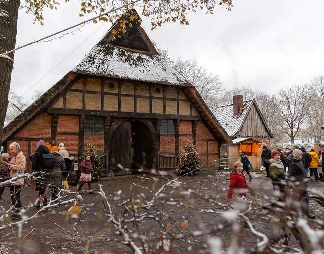 historischer-weihnachtsmarkt-bad-zwischenahn-bauernhaus.jpg