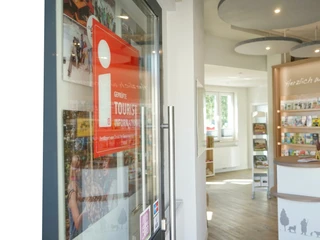 Tourist-Information-Bispingen Der Eingangsbereich der Tourist-Information Bispingen zeigt Broschürenstände und ein "Herzlich Willkommen"-Schild.