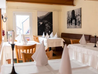 Vinum Italicum Vinum Italicum Gastraum, Tische mit weißer Decke und Stoffservietten