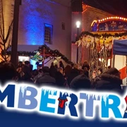 Rahdener Dezemberträume Weihnachtlicher Markt mit Lichtern und Ständen auf einem Platz, Besucher genießen die Dezemberträume.