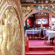 Wan Bao Gastraum Mit goldenen Ornamenten verzierter Gastraum mit rotem Teppichboden