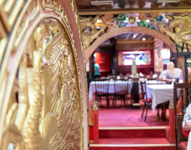 Wan Bao Gastraum Mit goldenen Ornamenten verzierter Gastraum mit rotem Teppichboden