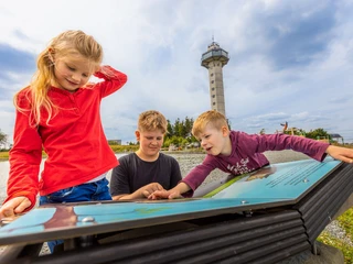 Kinder vor dem Bilderbuch am Raupenweg  Kinder vor dem Bilderbuch am Raupenweg