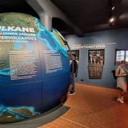 1 - Supervulkan-Zentrum R├Âcknitz - Dauerausstellung - Foto Kathleen Schramm.jpg