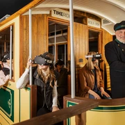 Timeride SENSEUM Personen in einer historischen Straßenbahn tragen VR-Brillen und erleben eine virtuelle Zeitreise.People in a historic streetcar wear VR glasses and experience a virtual journey through time.