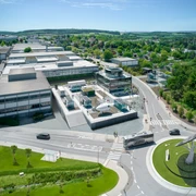 All Electric Society Park Blomberg Luftaufnahme des All Electric Society Parks in Blomberg mit Gebäudekomplex und grünem Umland.