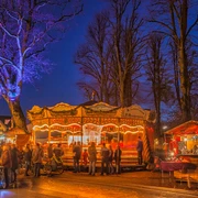 Hamberger Weihnachtsmarkt Beleuchtetes Karussell und Marktstände mit Besuchern auf dem Hamberger Weihnachtsmarkt bei Nacht.Illuminated carousel and market stalls with visitors at the Hamberg Christmas market at night.Oplyst karrusel og markedsboder med besøgende på Hambergs julemarked om aftenen.Verlichte draaimolen en marktkramen met bezoekers op de Hambergse kerstmarkt bij nacht.