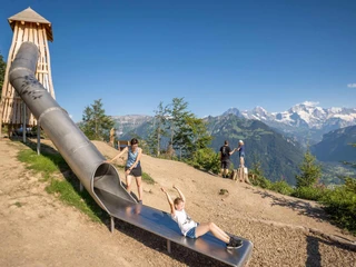 spielplatz-harder-kulm-kinder-familie-aussicht-eiger-moench-jungfrau.jpg